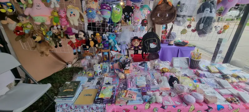 Peluches y mochilas de personajes animados