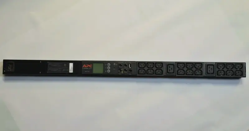 Unidad distribución de energía APC PDU AP8858 - 2