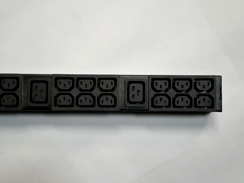 Unidad distribución de energía APC PDU AP8858 - 4