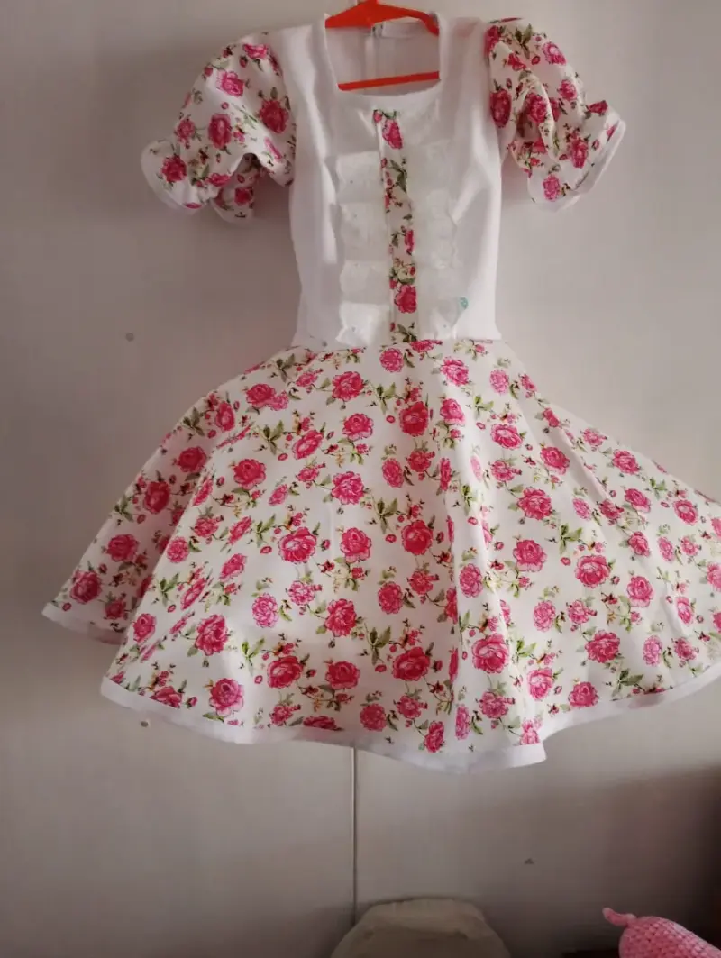 Vestido infantil con estampado floral