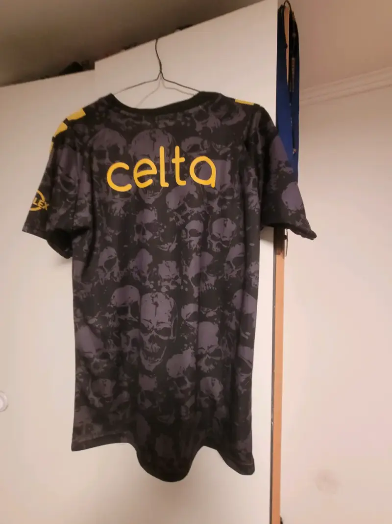 Camiseta Coquimbo Unido con diseño de calaveras - 1