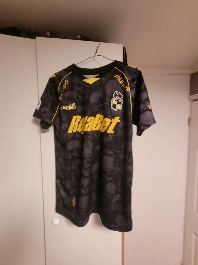 Camiseta Coquimbo Unido con diseño de calaveras - 2
