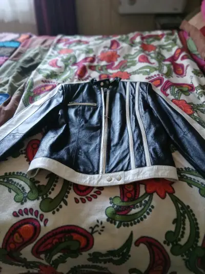 Chaqueta de cuero negra con detalles blancos - miniatura 1