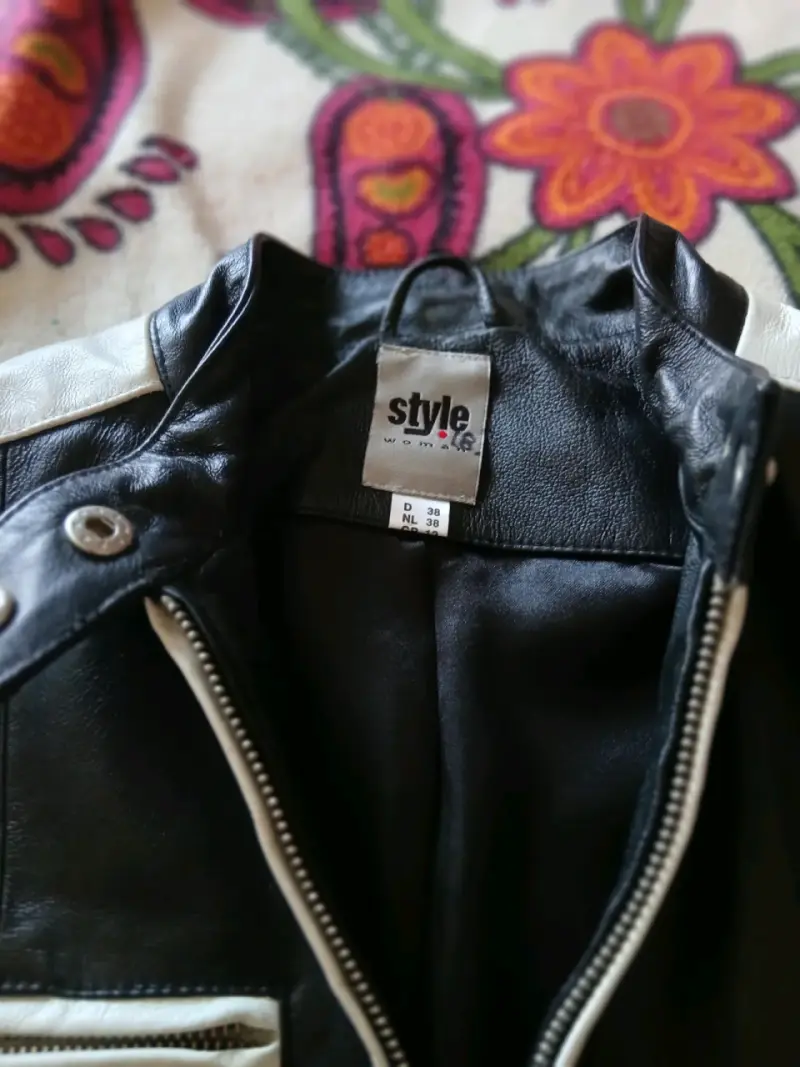 Chaqueta de cuero negra con detalles blancos - 2