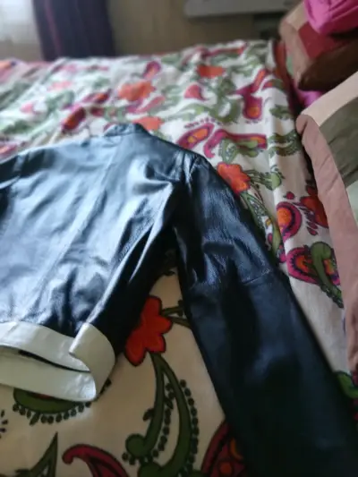 Chaqueta de cuero negra con detalles blancos - miniatura 3