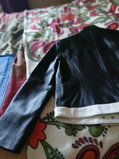 Chaqueta de cuero negra con detalles blancos - miniatura 4