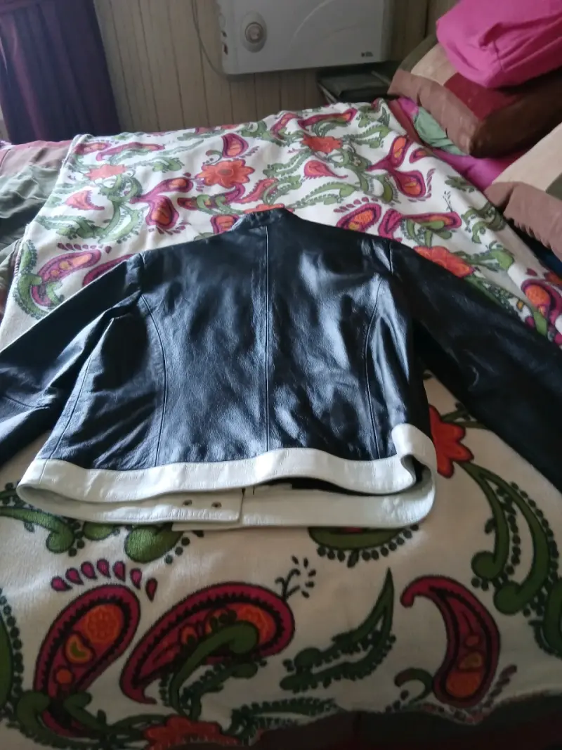Chaqueta de cuero negra con detalles blancos - 5