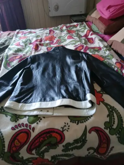 Chaqueta de cuero negra con detalles blancos - miniatura 5