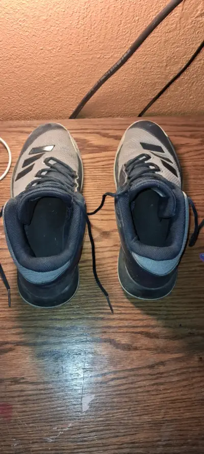 Zapatillas deportivas Adidas grises y negras - miniatura 3