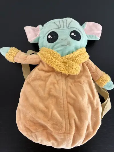 Mochila infantil Baby Yoda de peluche - miniatura 1