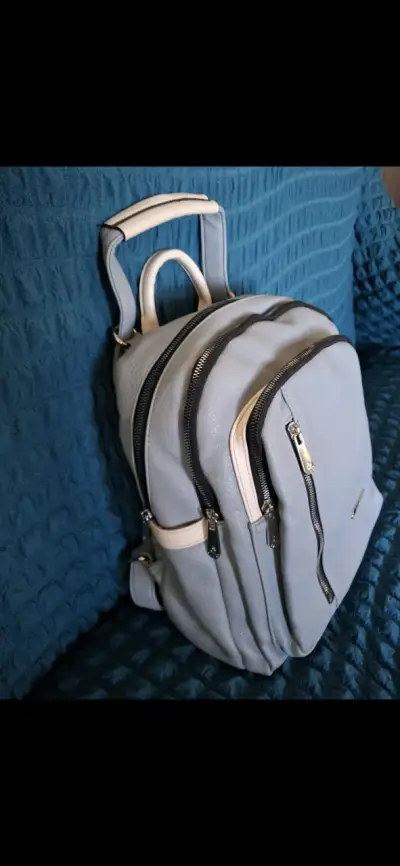 Mochila de cuero sintético  color celeste pastel - miniatura 1