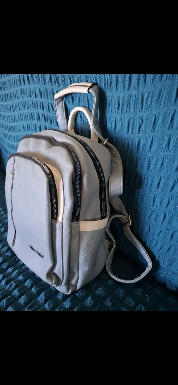 Mochila de cuero sintético color celeste pastel - 2