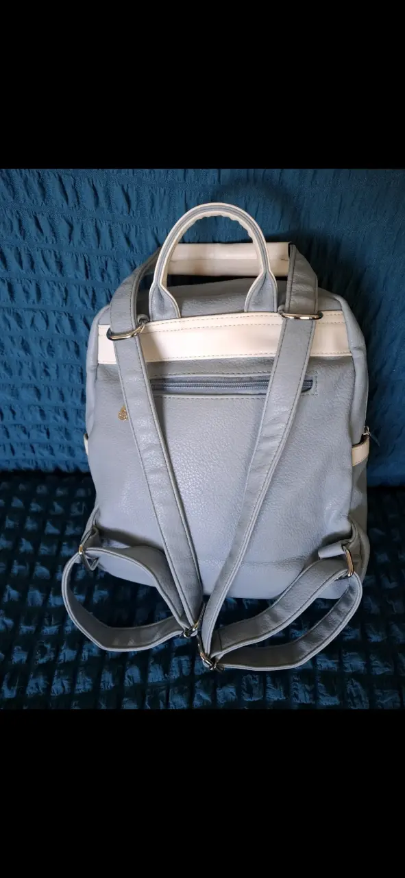 Mochila de cuero sintético color celeste pastel - 4