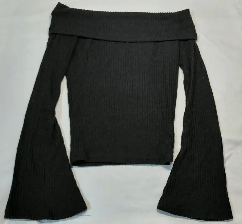 Polera negra de hombros descubiertos