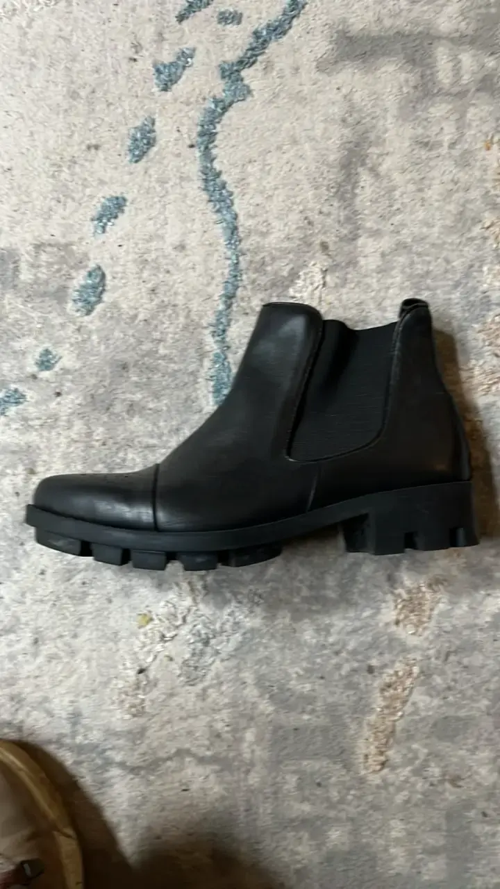 Botines de cuero negro con suela gruesa - 1