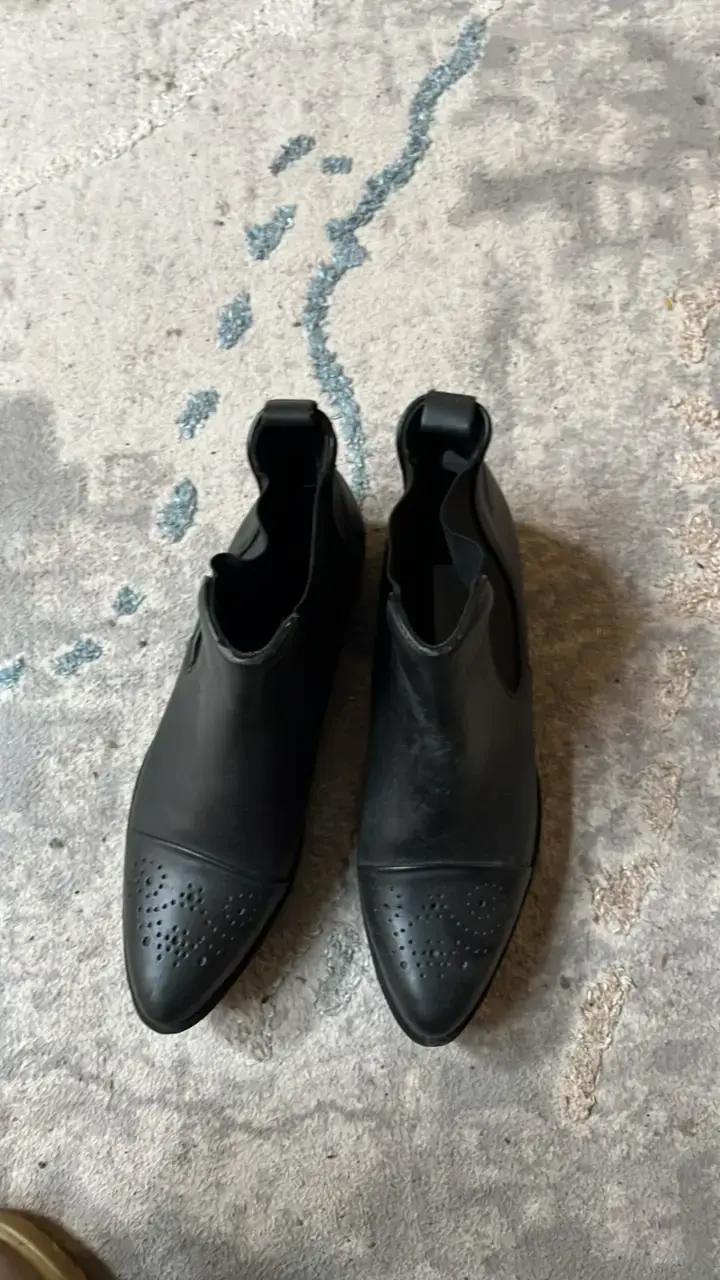 Botines de cuero negro con suela gruesa - 2