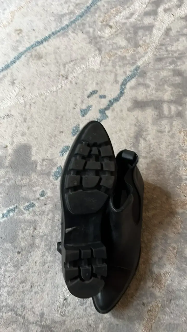 Botines de cuero negro con suela gruesa - 3