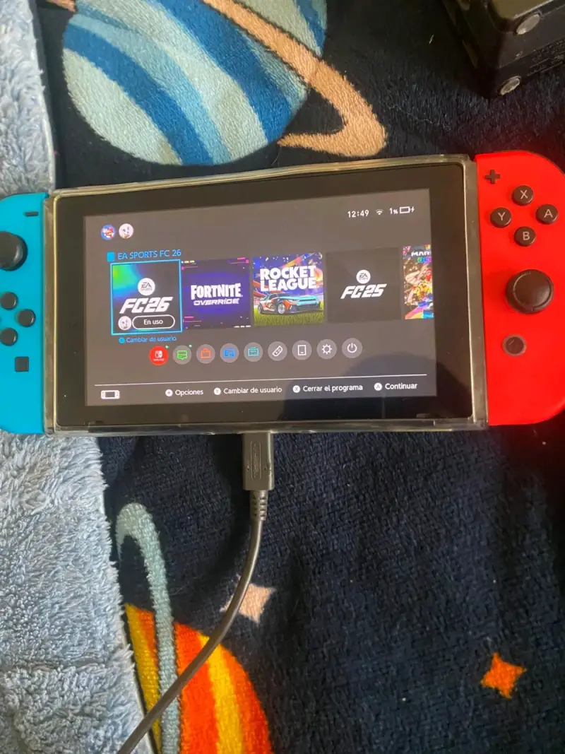 Consola Nintendo Switch con Joy-Con Rojo y Azul - 2