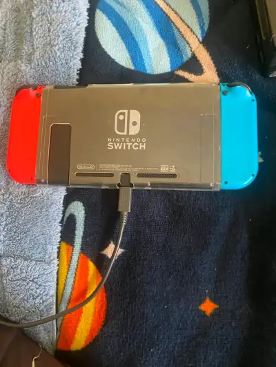 Consola Nintendo Switch con Joy-Con Rojo y Azul - miniatura 3