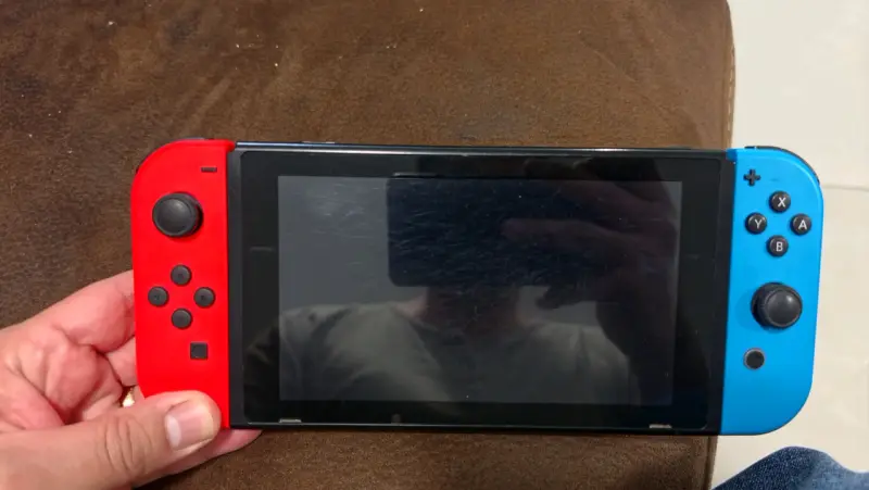 Consola Nintendo Switch con Joy-Con rojo y azul - 2