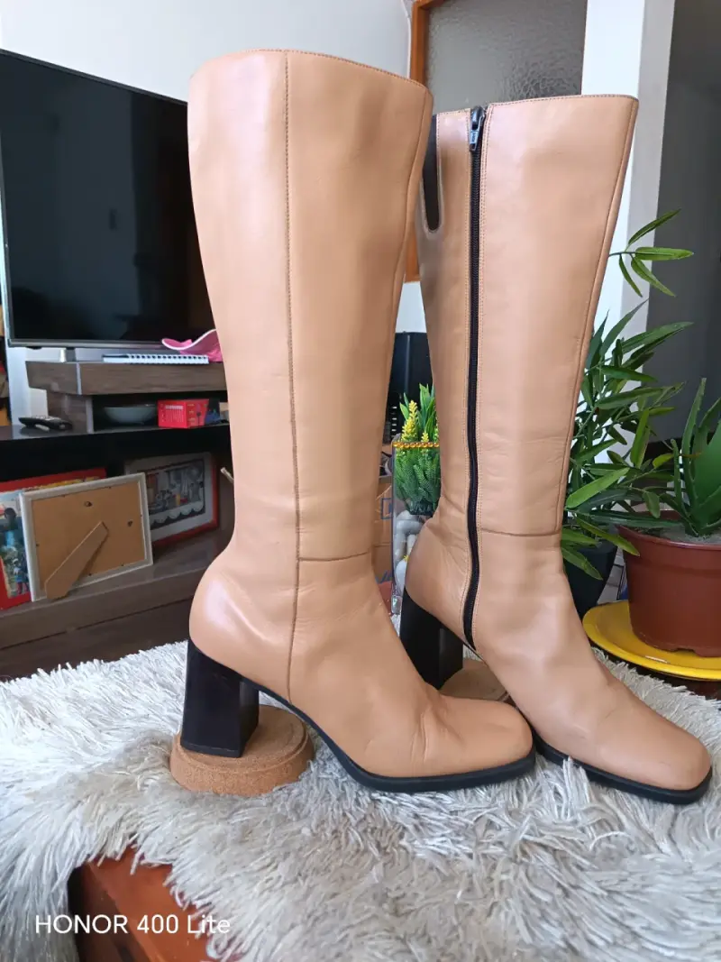 Botas de cuero beige con tacón alto - 1