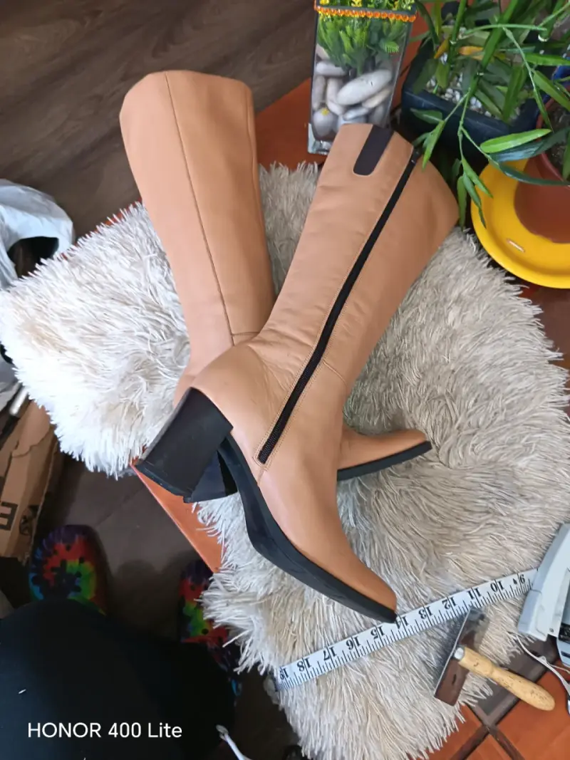Botas de cuero beige con tacón alto - 2