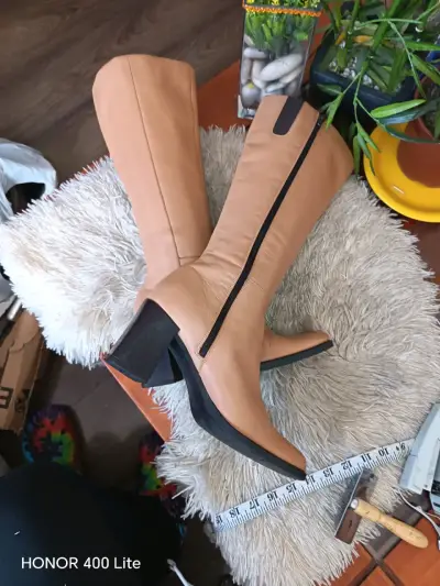 Botas de cuero beige con tacón alto - miniatura 2