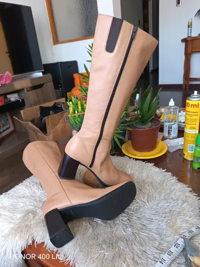 Botas de cuero beige con tacón alto - miniatura 4