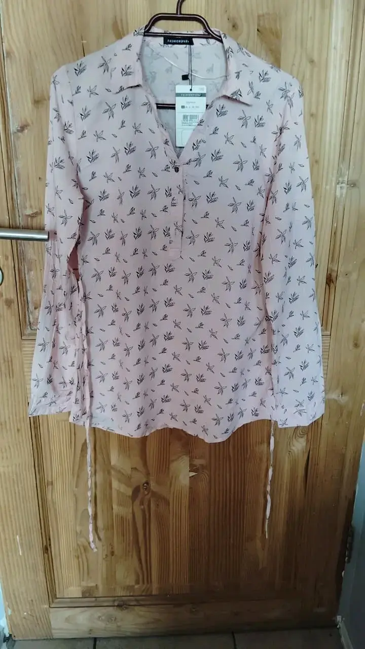Blusa rosa con estampado de hojas Fashionopia