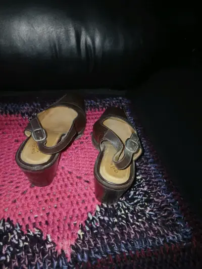 Zapatos de tacón marrones con diseño texturizado - miniatura 1