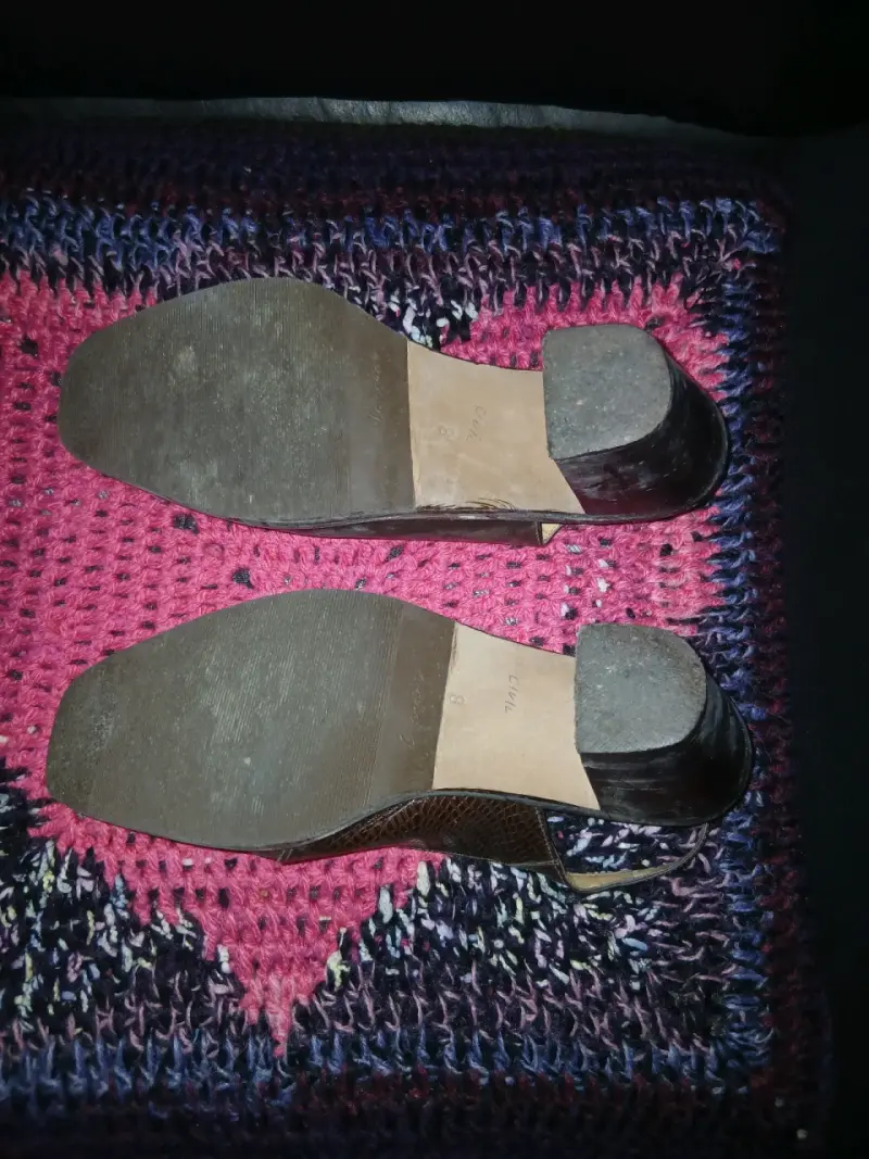 Zapatos de tacón marrones con diseño texturizado - 2