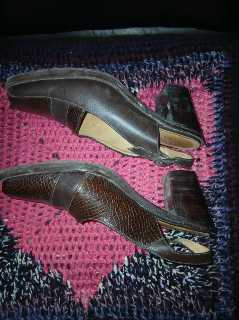 Zapatos de tacón marrones con diseño texturizado - 3