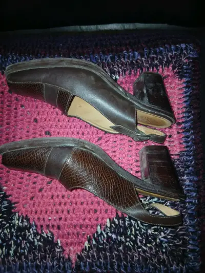 Zapatos de tacón marrones con diseño texturizado - miniatura 3