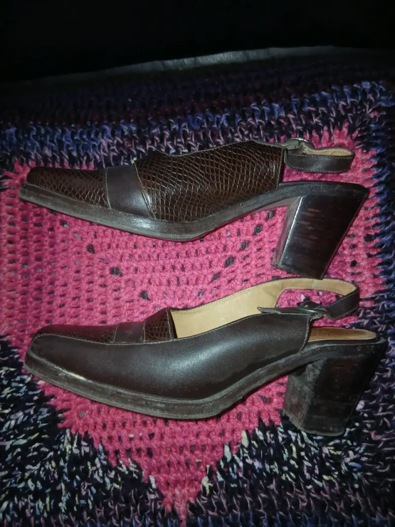 Zapatos de tacón marrones con diseño texturizado - 4