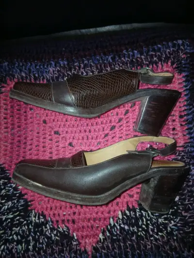 Zapatos de tacón marrones con diseño texturizado - miniatura 4