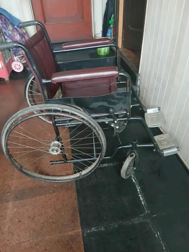 Silla de ruedas plegable de metal - 1