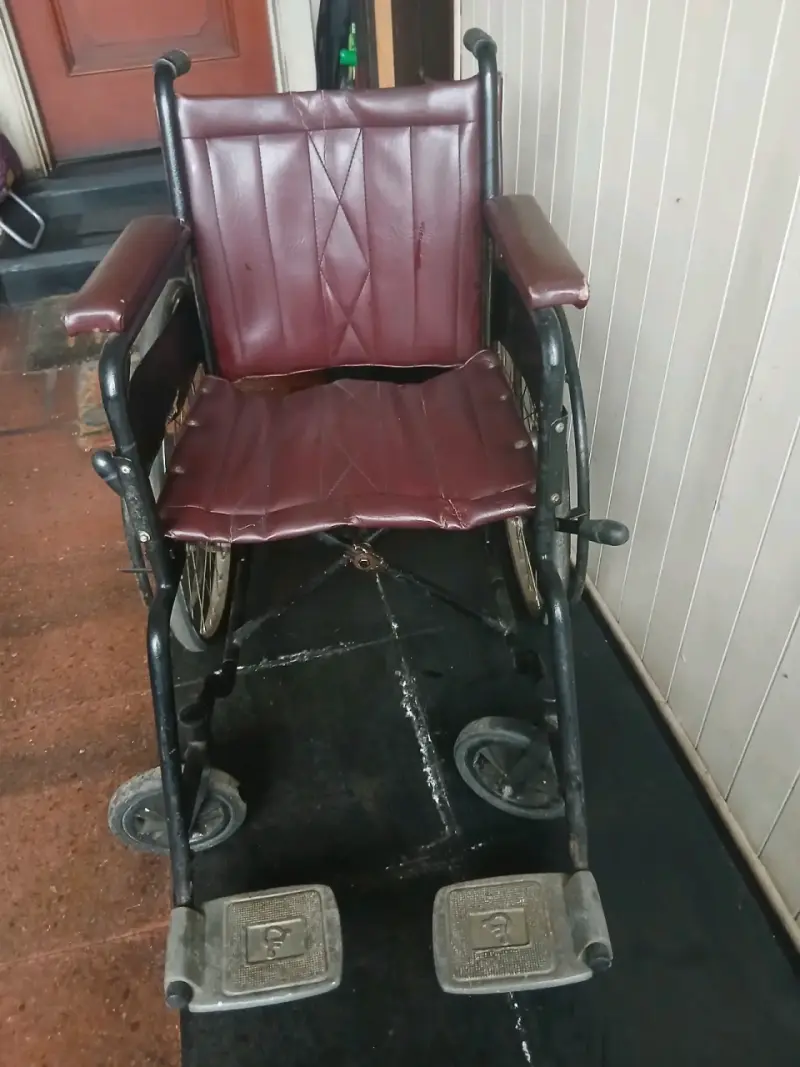 Silla de ruedas plegable de metal - 2