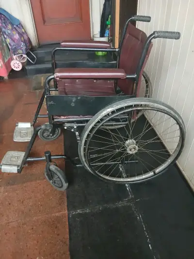 Silla de ruedas plegable de metal - miniatura 3