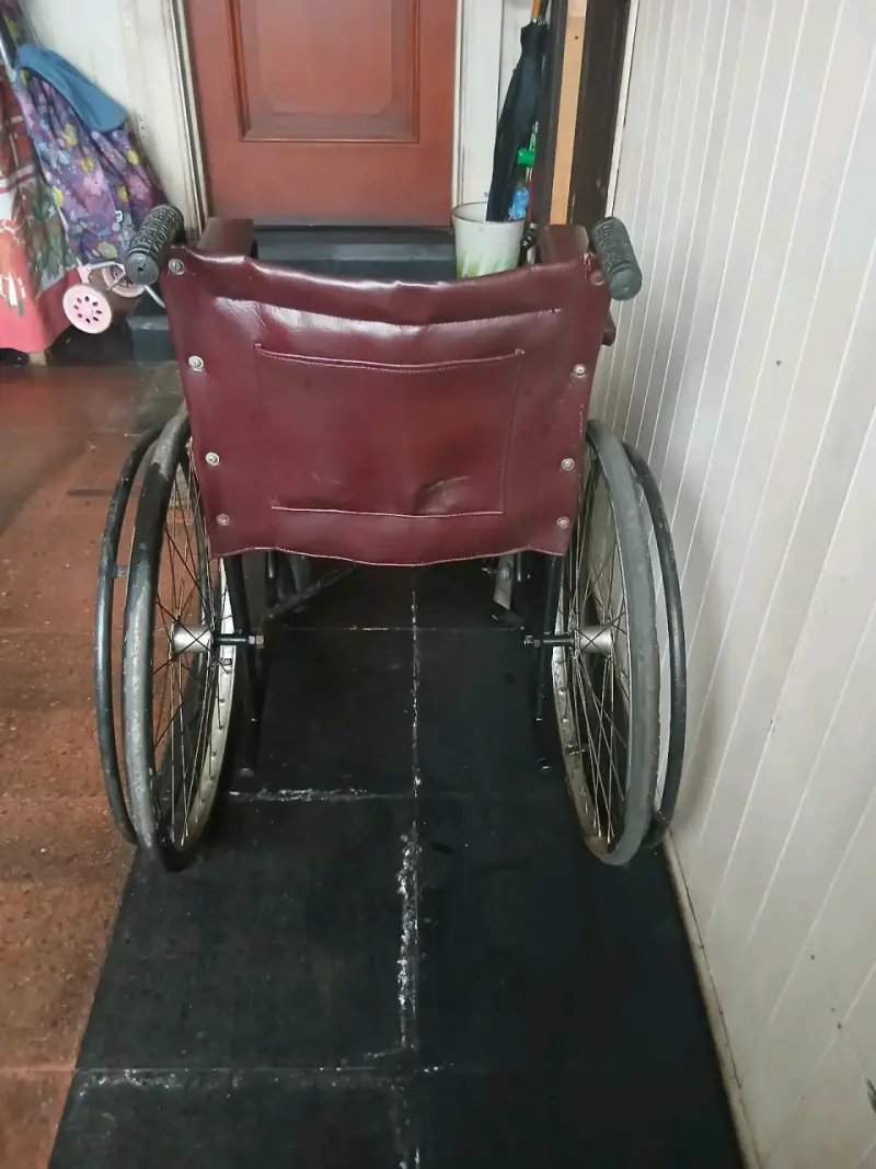Silla de ruedas plegable de metal - 4