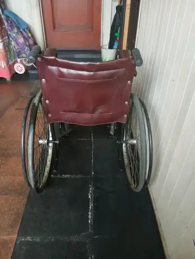 Silla de ruedas plegable de metal - miniatura 4