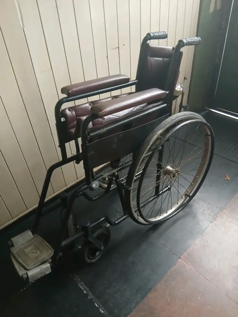 Silla de ruedas plegable de metal - 5