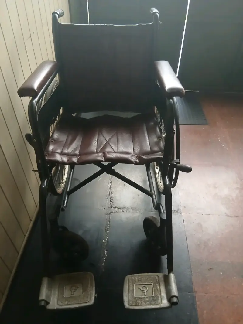 Silla de ruedas plegable de metal - 6