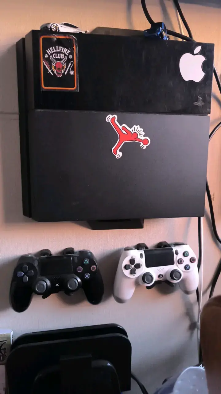 Consola PS4 con dos controles y juegos incluidos - 3