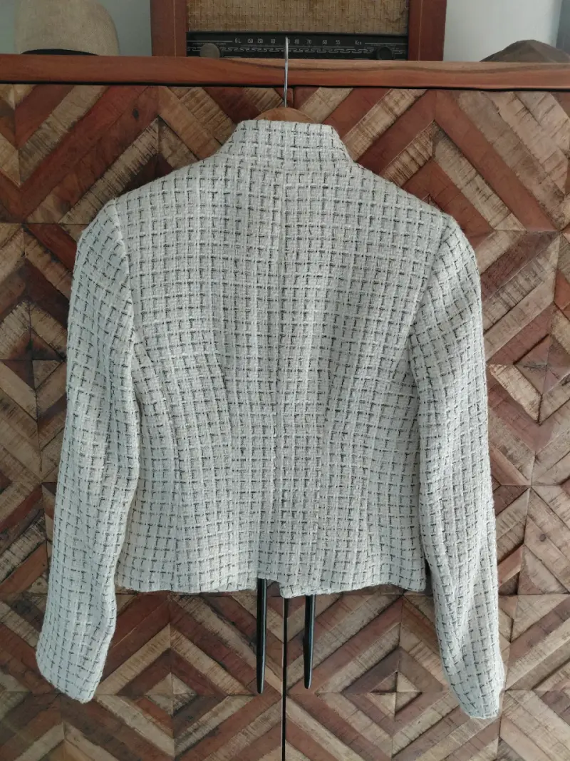 Chaqueta de tweed blanca Zara elegante - 2