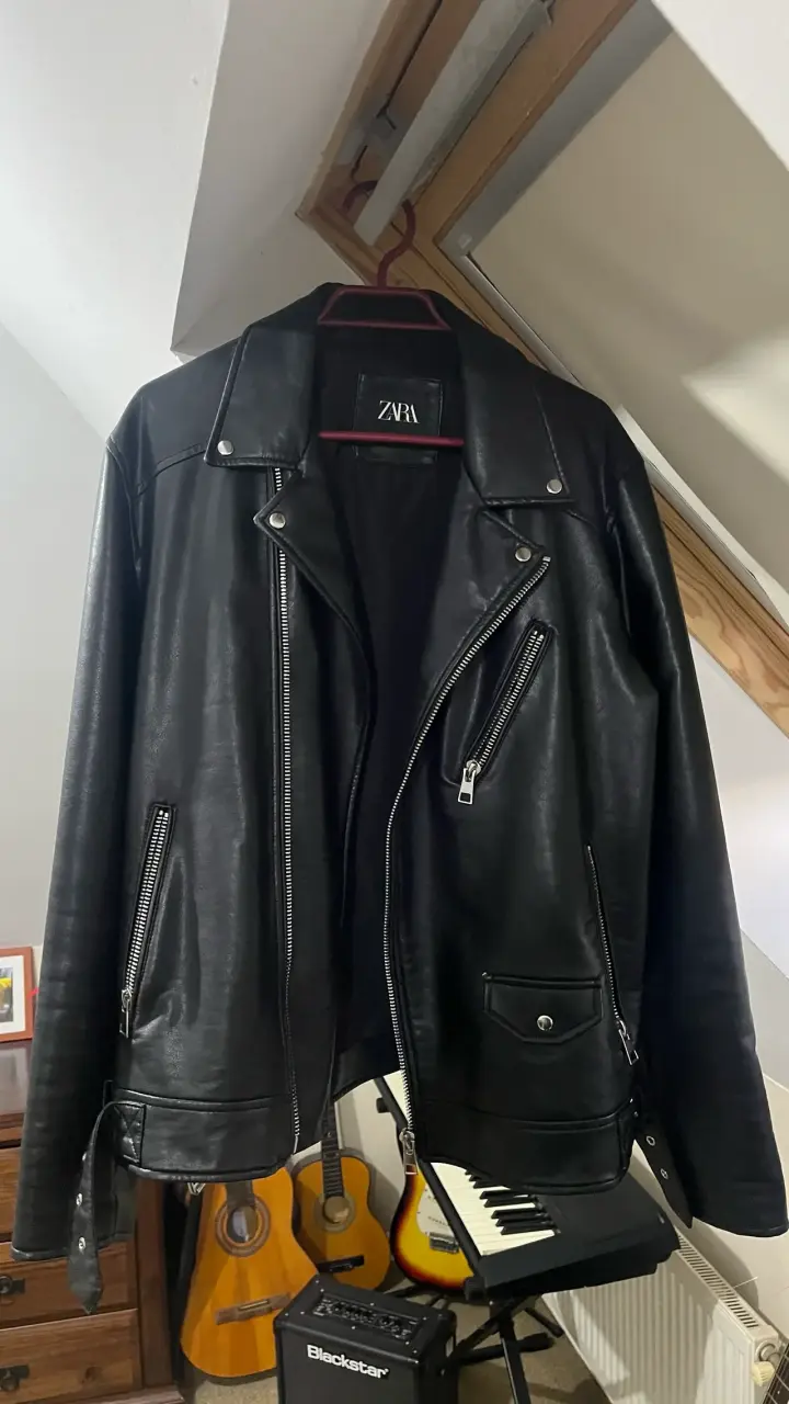 Chaqueta de cuero negra Zara con diseño gráfico - 1