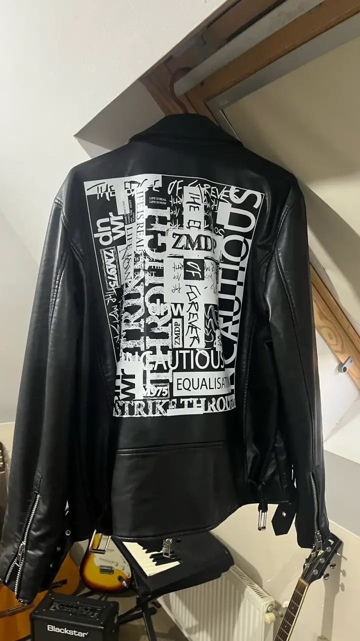 Chaqueta de cuero negra Zara con diseño gráfico - 2