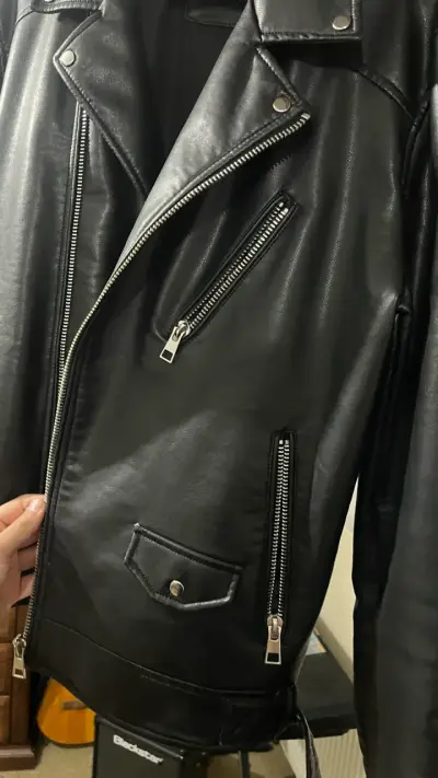 Chaqueta de cuero negra Zara con diseño gráfico - miniatura 3