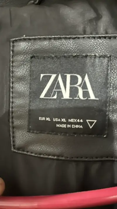 Chaqueta de cuero negra Zara con diseño gráfico - miniatura 4