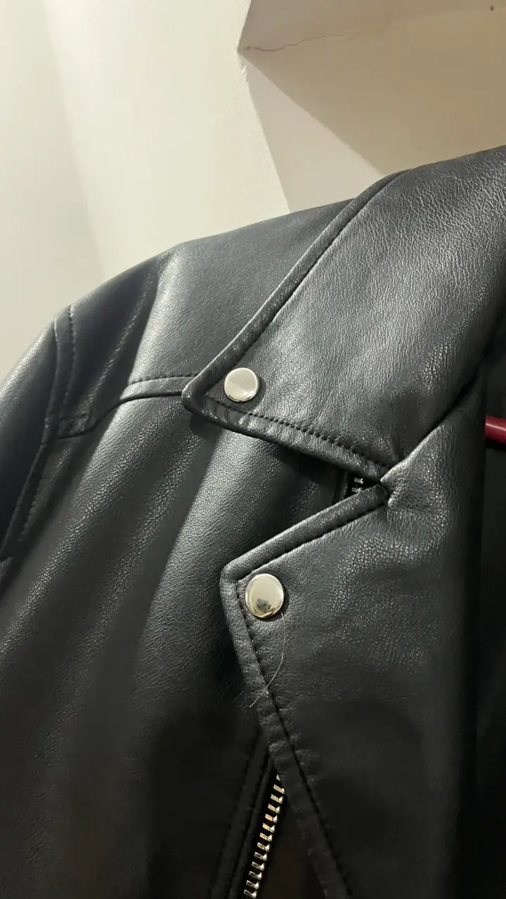Chaqueta de cuero negra Zara con diseño gráfico - 5