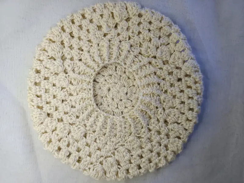Boina tejida a crochet color crema - 1